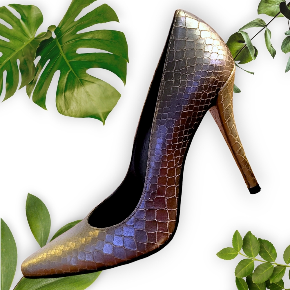 Stuart Weitzman Silver Snakeskin Pump sz 9M